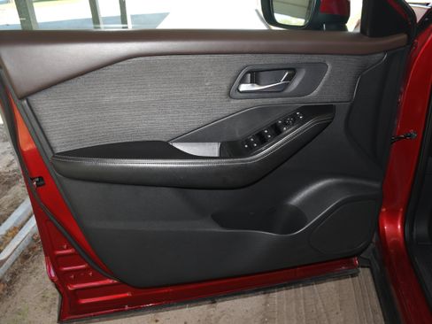 Used 2022 Nissan Rogue SV image 9