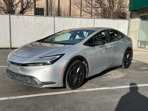 Used 2024 Toyota Prius LE image 3