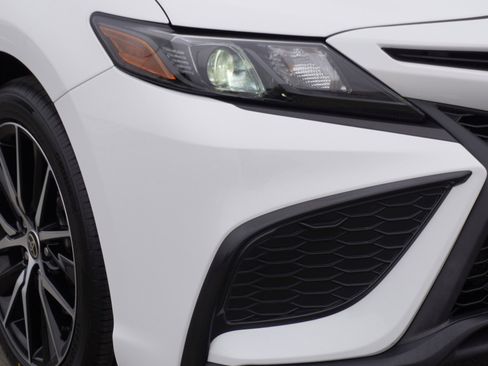 Used 2023 Toyota Camry SE image 3