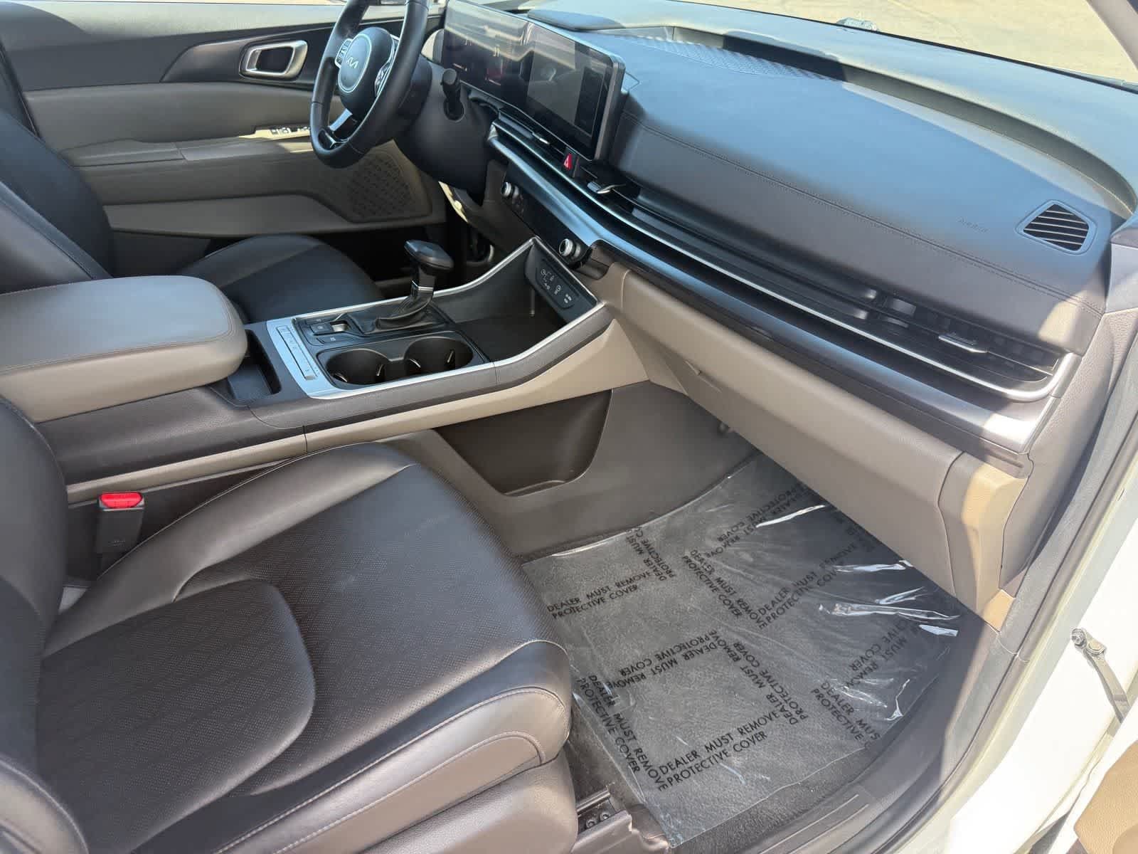 Used 2025 Kia Carnival FWD image 34