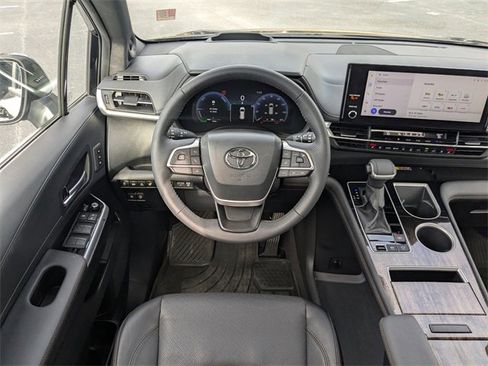 Used 2025 Toyota Sienna Platinum image 17