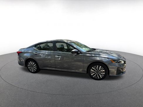Used 2025 Nissan Altima 2.5 SV FWD image 2