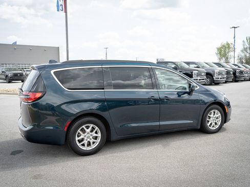 Used 2022 Chrysler Pacifica Touring-L FWD image 10