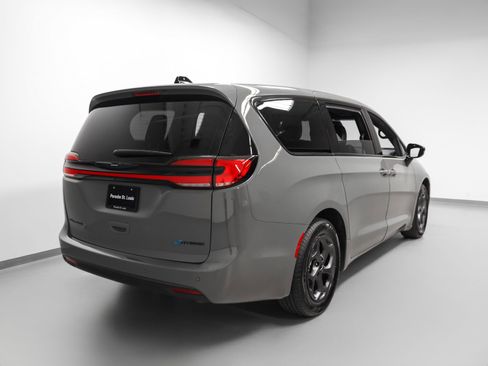 Used 2023 Chrysler Pacifica Limited w/ S Appearance Package FWD image 12