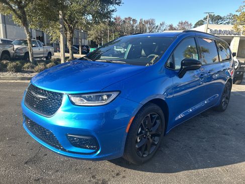 New 2026 Chrysler Pacifica Limited w/ S Appearance Package image 4