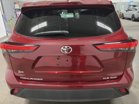 Used 2021 Toyota Highlander XLE AWD/4WD image 22