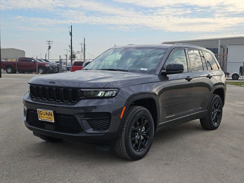 New 2025 Jeep Grand Cherokee Altitude image 7