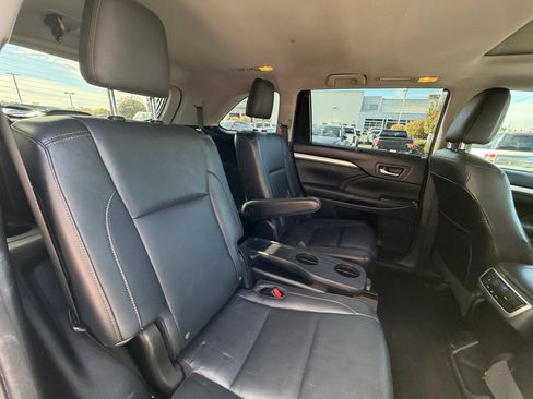 Used 2015 Toyota Highlander XLE image 18