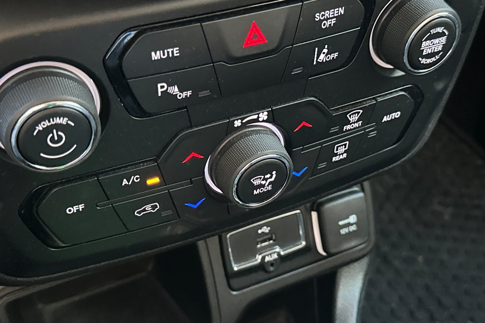 Used 2018 Jeep Renegade Latitude FWD image 31