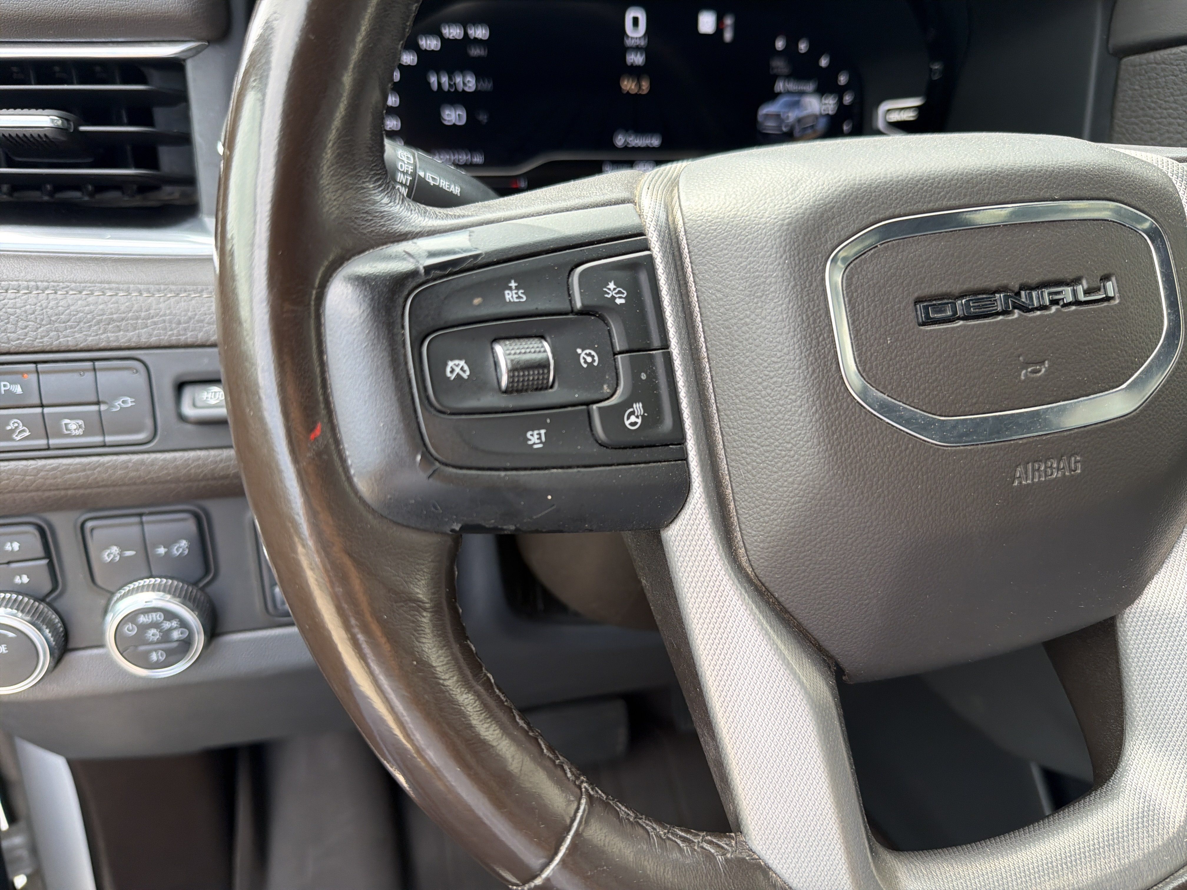 Used 2022 GMC Yukon XL Denali w/ Denali Premium Package AWD/4WD image 15