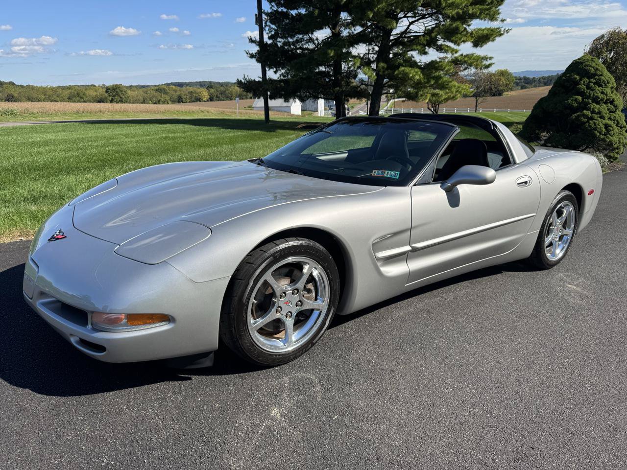 Used 2004 Chevrolet Corvette Coupe w/ Preferred Equipment Group RWD image 1