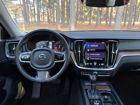 Used 2021 Volvo S60 T5 Momentum w/ Climate Package image 3