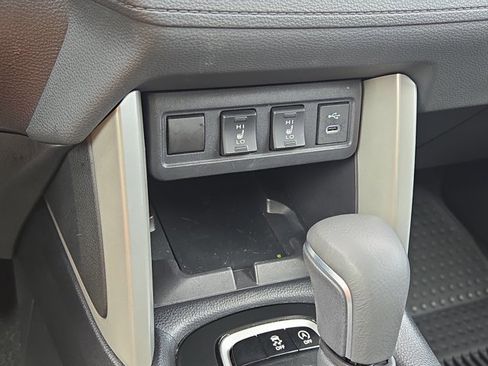 Used 2025 Toyota Corolla Cross XLE w/ Convenience Package FWD image 28