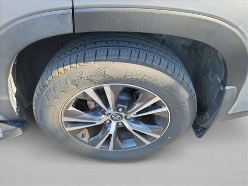 Used 2016 Toyota Highlander XLE image 12