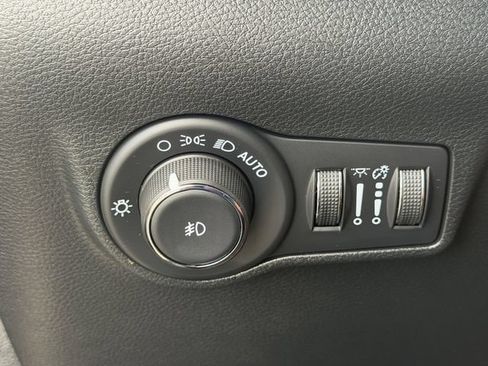 Used 2025 Jeep Compass Latitude AWD/4WD image 18