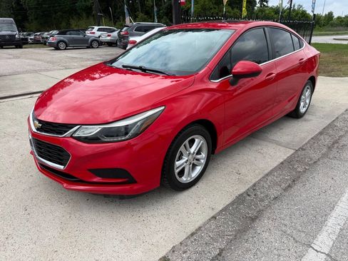 Used 2017 Chevrolet Cruze LT FWD image 2