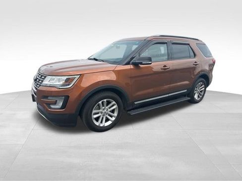 Used 2017 Ford Explorer XLT w/ Equipment Group 201A FWD image 4