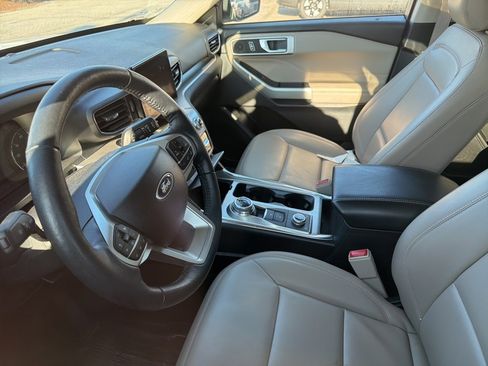 Used 2022 Ford Explorer XLT w/ Equipment Group 202A image 9