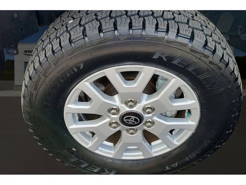 Used 2024 Toyota Tacoma SR5 w/ SR5 Upgrade Package AWD/4WD image 11