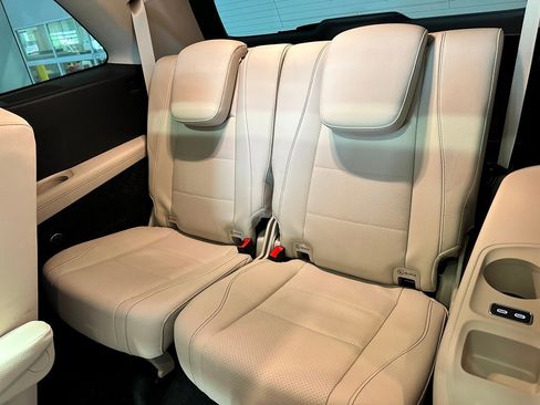 Used 2025 Mercedes-Benz GLS 450 4MATIC image 13