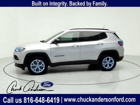 Used 2024 Jeep Compass Latitude AWD/4WD image 3