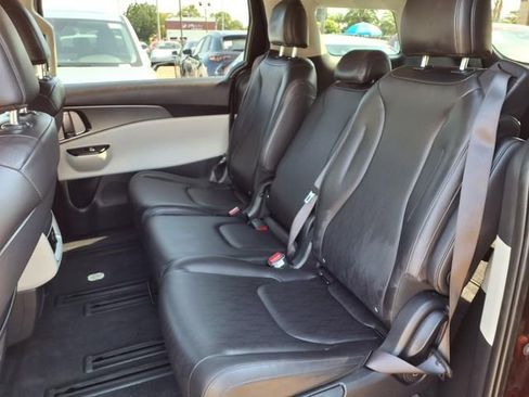 Used 2024 Kia Carnival LX image 8