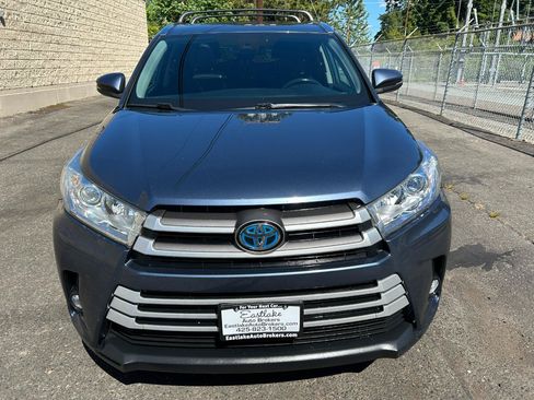 Used 2018 Toyota Highlander XLE AWD/4WD image 2