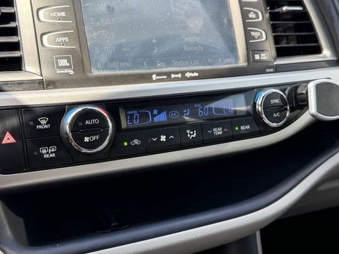 Used 2018 Toyota Highlander Limited Platinum FWD image 27