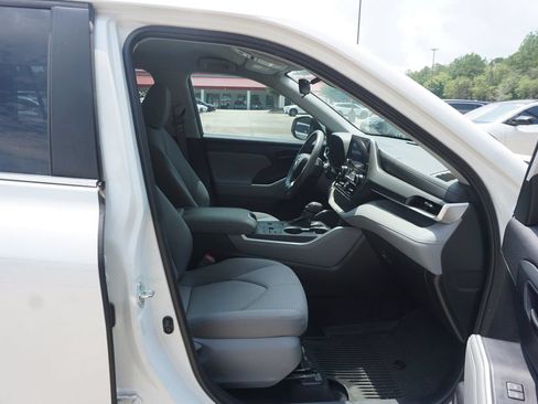 Used 2023 Toyota Highlander L FWD image 18