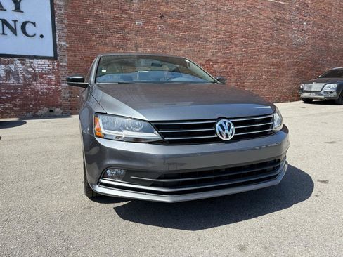 Used 2017 Volkswagen Jetta Sport image 2