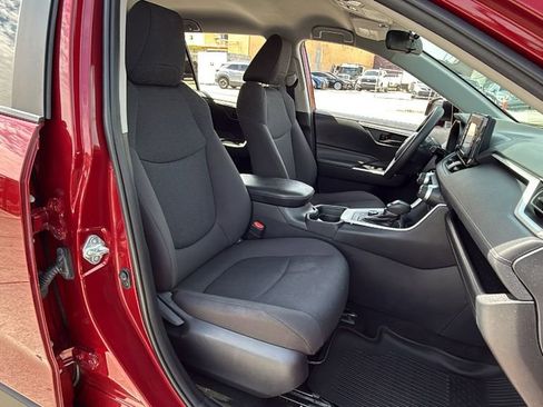 Used 2021 Toyota RAV4 LE AWD/4WD image 40
