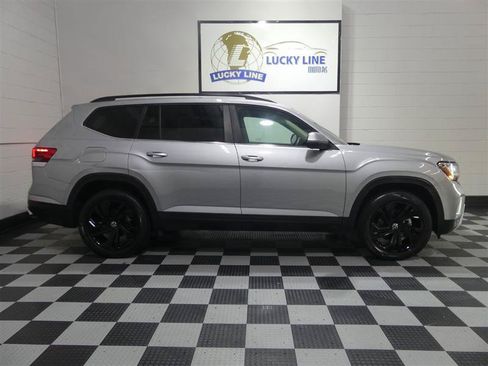 Used 2022 Volkswagen Atlas SE w/ Panoramic Sunroof Package FWD image 6