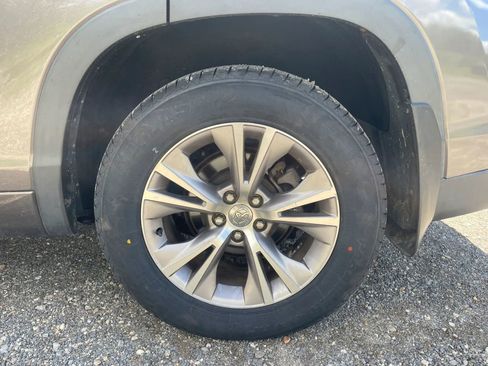 Used 2017 Toyota Highlander Plus AWD/4WD image 32