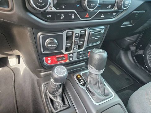 Used 2025 Jeep Wrangler Unlimited Rubicon image 27