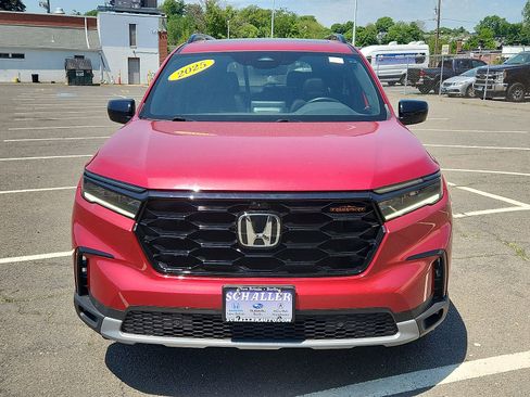 Used 2025 Honda Pilot TrailSport image 2