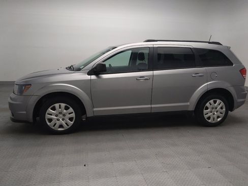 Used 2019 Dodge Journey SE FWD image 2