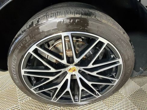 Used 2023 Porsche Macan Turbo image 19