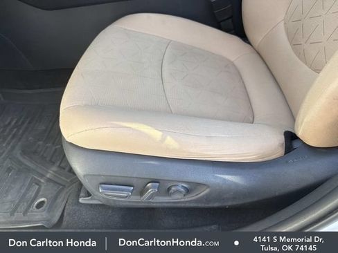 Used 2020 Toyota RAV4 XLE w/ Convenience Package FWD image 12