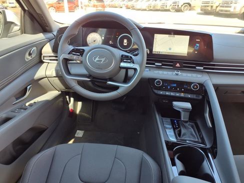 Used 2025 Hyundai Elantra SEL image 10