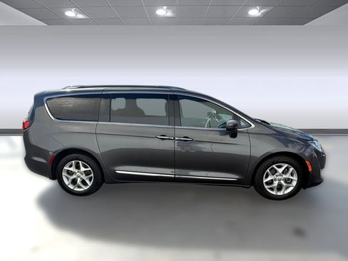 Used 2020 Chrysler Pacifica Touring-L image 8