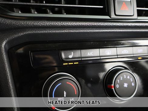 Used 2023 Volkswagen Taos SE w/ Panoramic Sunroof Package image 7