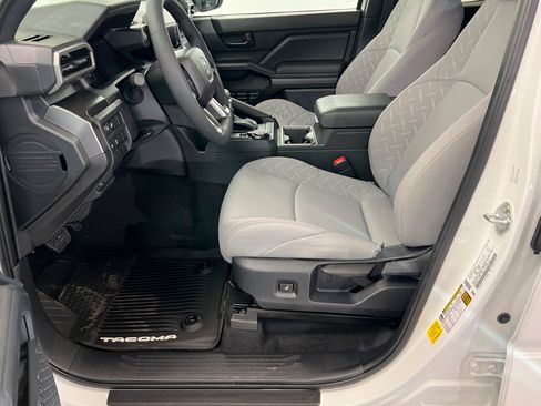 Used 2025 Toyota Tacoma SR5 AWD/4WD image 17