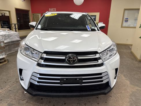 Used 2018 Toyota Highlander XLE AWD/4WD image 2
