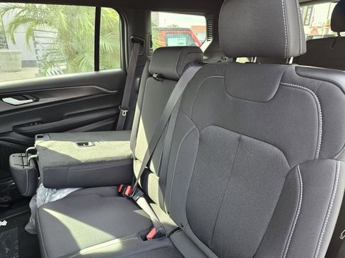 New 2025 Jeep Grand Cherokee L Laredo image 23