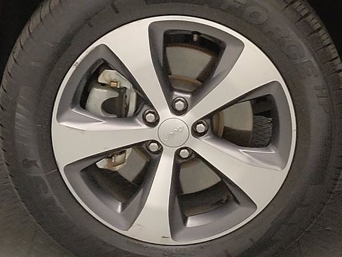 Used 2021 Jeep Cherokee Limited image 31