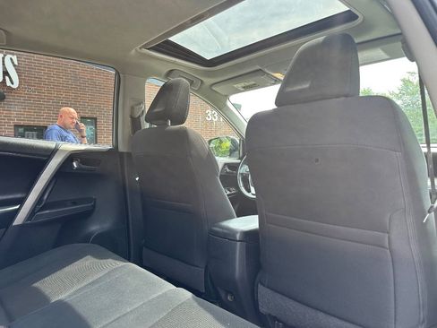 Used 2018 Toyota RAV4 XLE FWD image 18