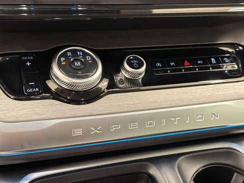 Used 2025 Ford Expedition Platinum w/ Driver's Package AWD/4WD image 16
