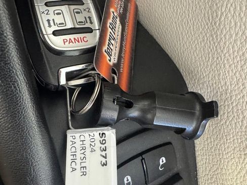 Used 2024 Chrysler Pacifica Limited FWD image 2