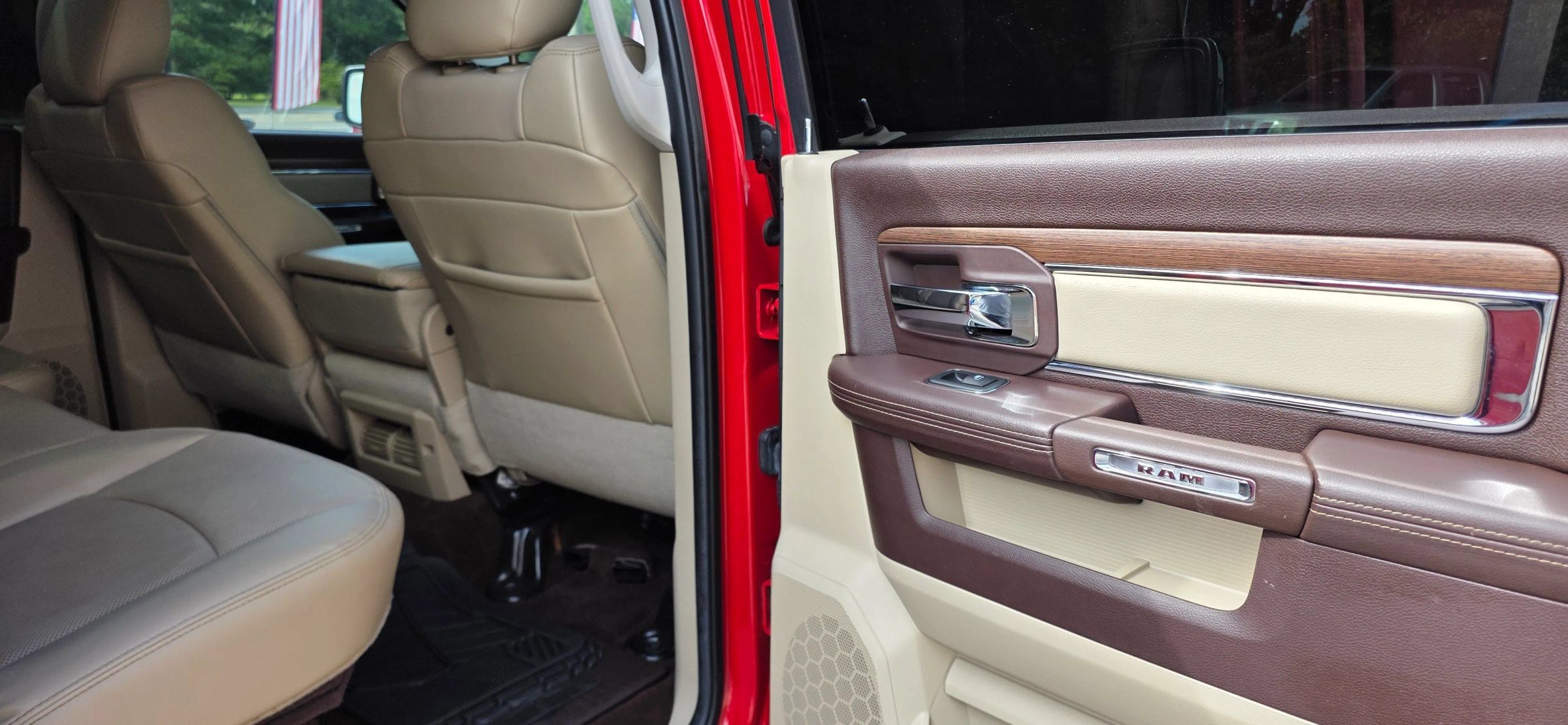 Used 2014 RAM 1500 Laramie w/ Convenience Group AWD/4WD image 16