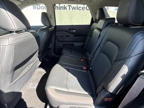Used 2023 Nissan Pathfinder SL AWD/4WD image 10